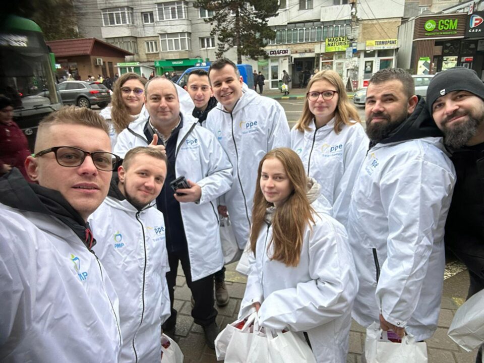 Copiii din Suceava au primit cadouri din partea tinerilor din PMP