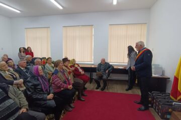 Primarul din Ipotești și cuplurile sărbătorite