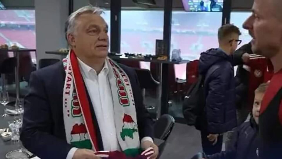 Negăsiții cu tricolor: babe care se piaptănă, pe când Terra arde