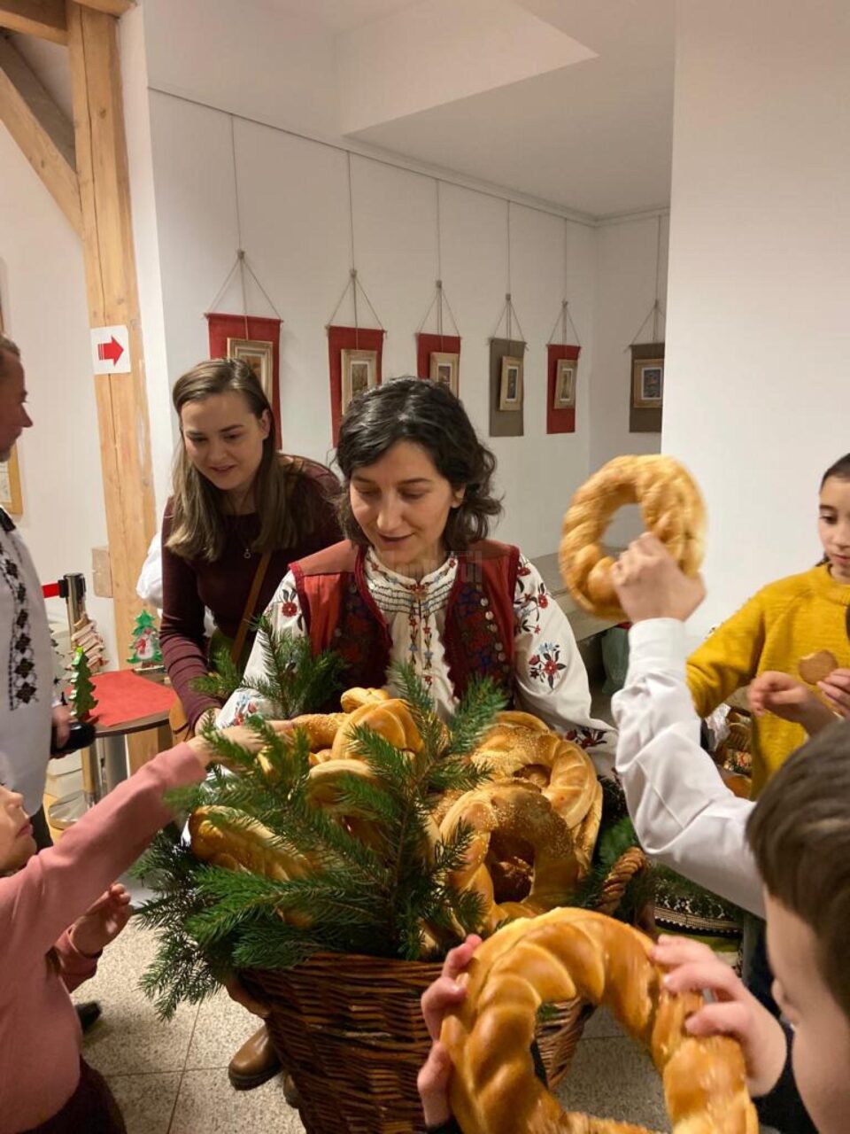 Expoziția „Roade din Pomul Vieții", realizată de artista Alina-Elena Lăzăreanu, la Muzeul Național al Bucovinei