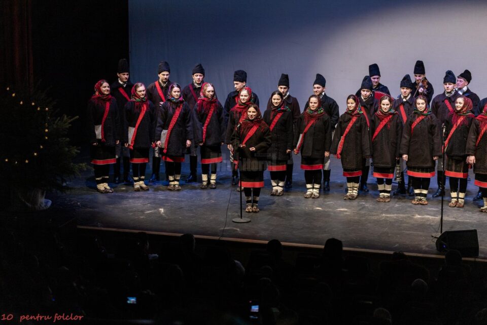 Gala de premiere „10 pentru folclor”, ediția a VII-a, a reunit pe aceeași scenă artiști din mai multe zone ale țării, într-o „poveste autentică de iarnă”