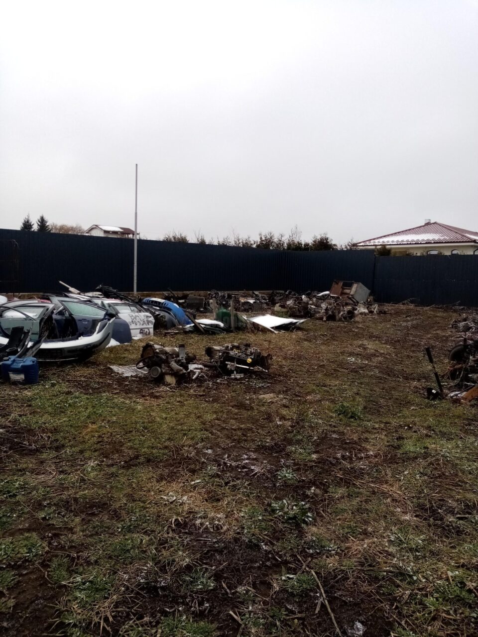 Firmă de dezmembrări auto din Moara, amendată după ce a fost reclamată de vecini