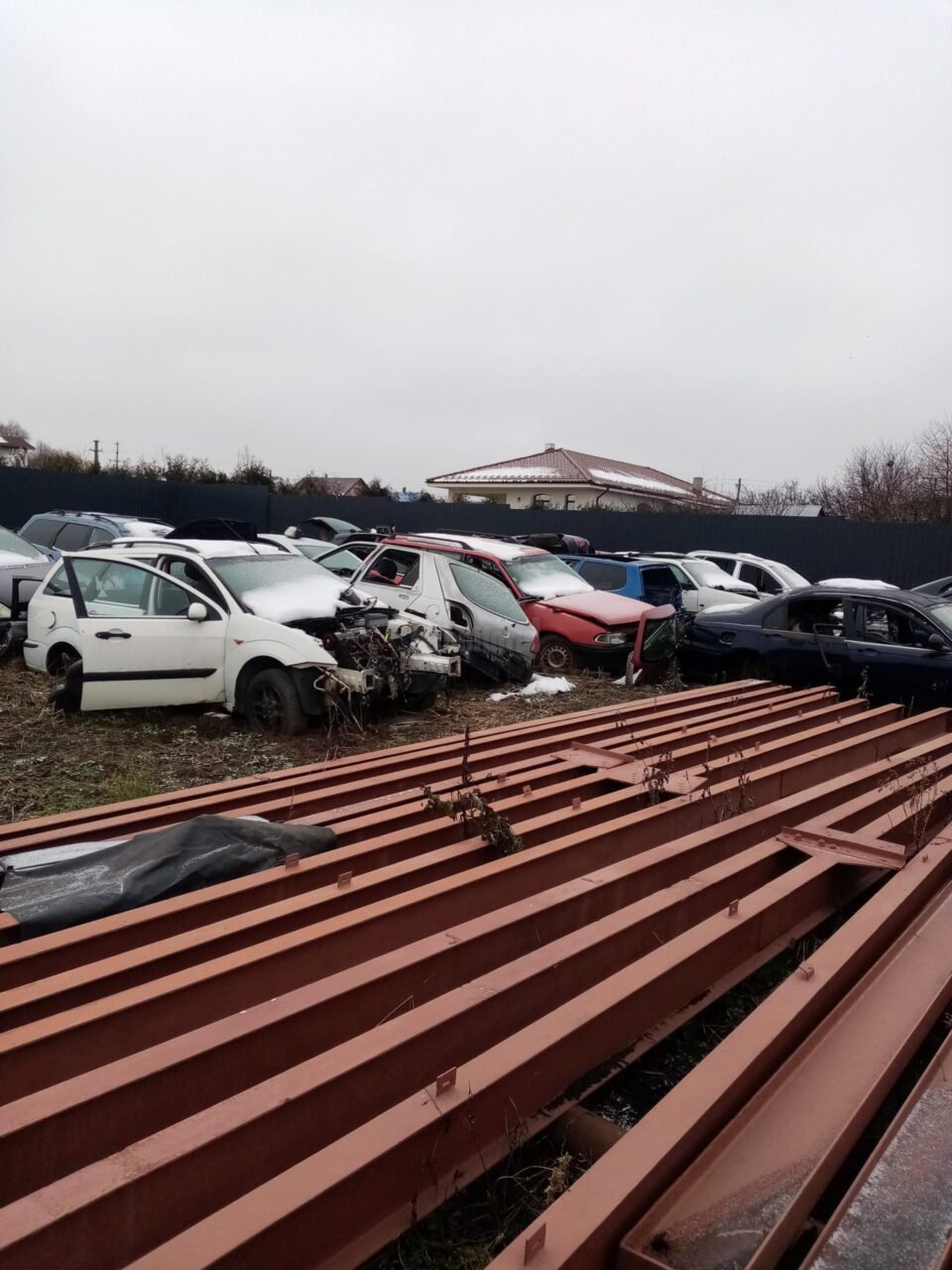 Firmă de dezmembrări auto din Moara, amendată după ce a fost reclamată de vecini