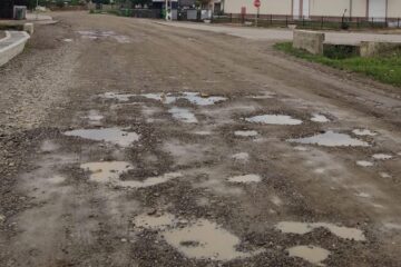 De la Dolhasca spre Suceava drumul județean se prezintă în stare deplorabilă