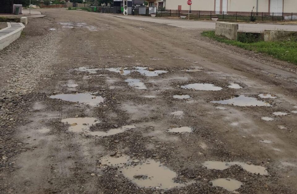 De la Dolhasca spre Suceava drumul județean se prezintă în stare deplorabilă
