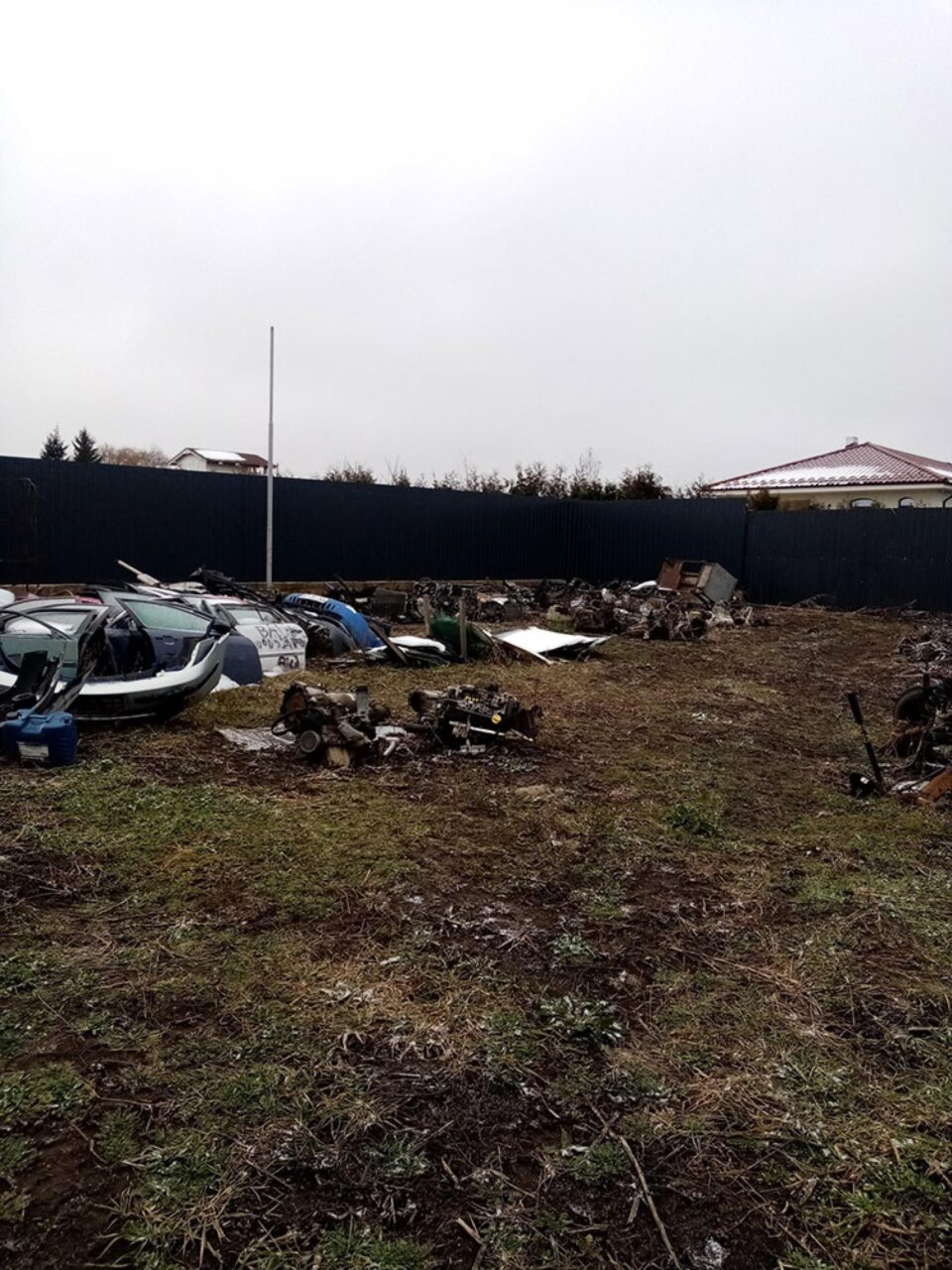 Firmă de dezmembrări auto din Moara, amendată după ce a fost reclamată de vecini