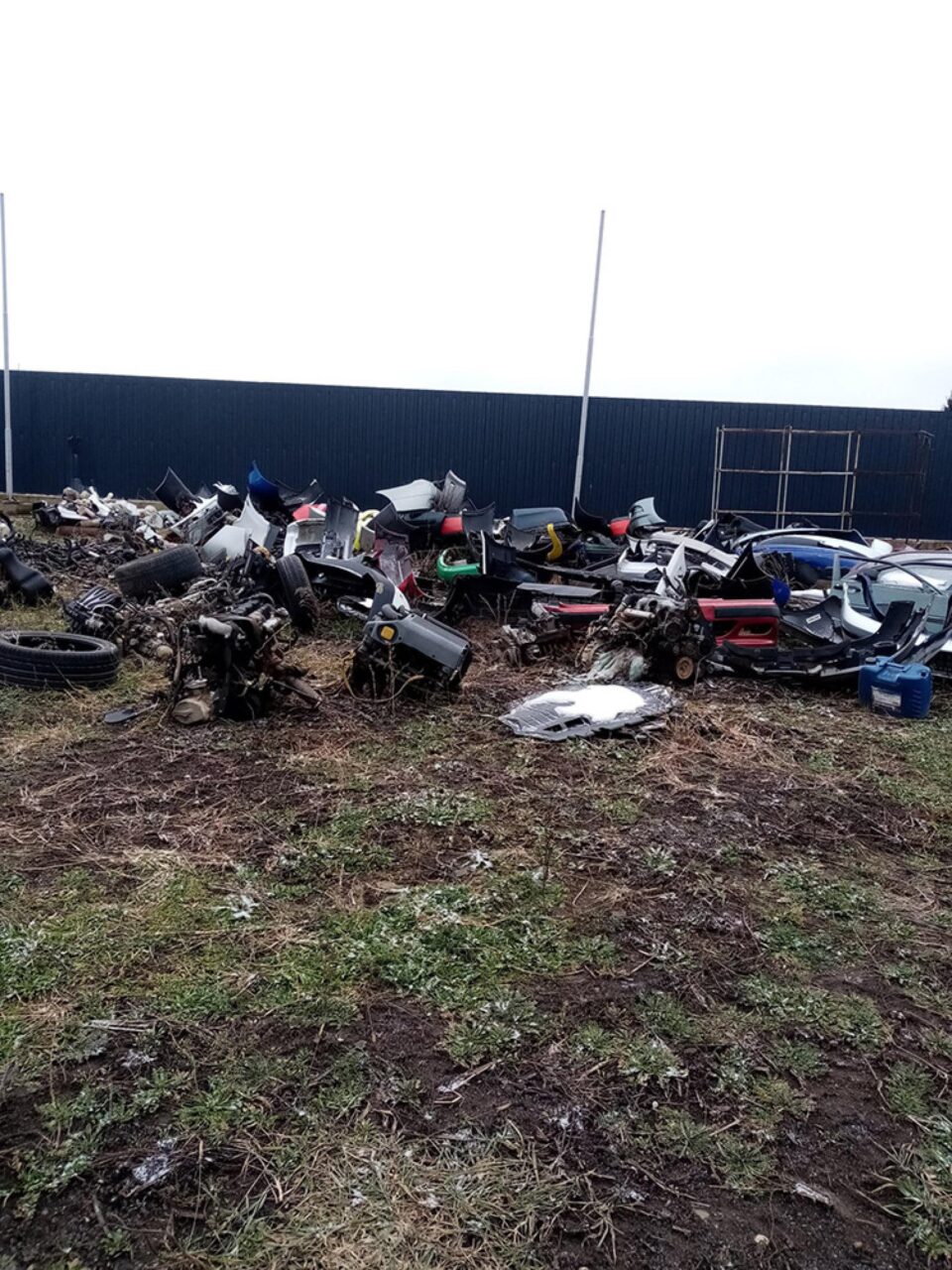 Firmă de dezmembrări auto din Moara, amendată după ce a fost reclamată de vecini