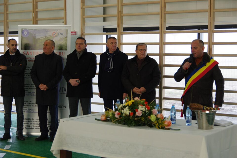 Primarul Dănuț Chidoveț a declarat că investiția se ridică la suma de aproape două milioane de euro