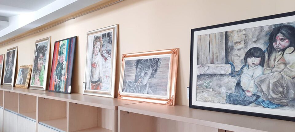 „Și povestea lor cine o spune?”, expoziția artistei Iolanda Bădăluță, la Galeria de Artă a Spitalului Județean Suceava