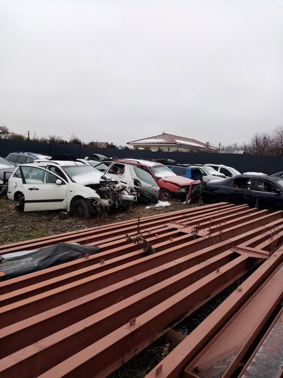 Firmă de dezmembrări auto din Moara, amendată după ce a fost reclamată de vecini