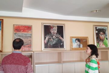 „Și povestea lor cine o spune?”, expoziția artistei Iolanda Bădăluță, la Galeria de Artă a Spitalului Județean Suceava