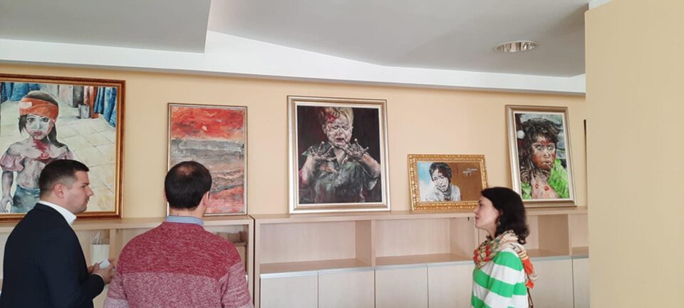 „Și povestea lor cine o spune?”, expoziția artistei Iolanda Bădăluță, la Galeria de Artă a Spitalului Județean Suceava