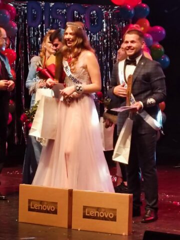 ”Disco Mania” a atras ca un magnet studenții la Balul Bobocilor din USV, unde au avut parte de premii, muzică, dans și invitați surpriză