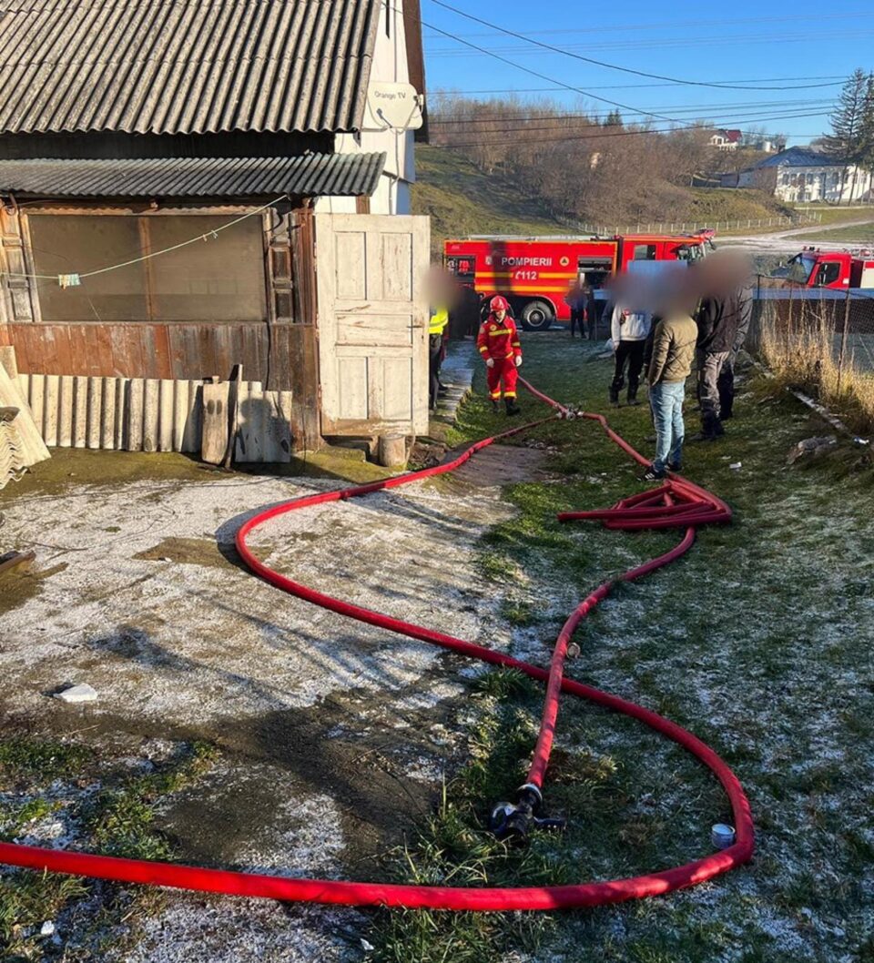 Bărbat găsit carbonizat în casa care a luat foc de la o țigară nestinsă