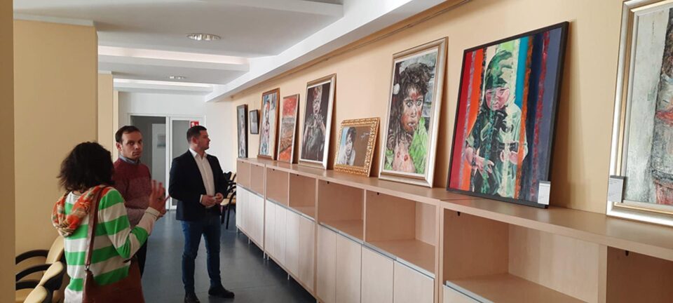 „Și povestea lor cine o spune?”, expoziția artistei Iolanda Bădăluță, la Galeria de Artă a Spitalului Județean Suceava