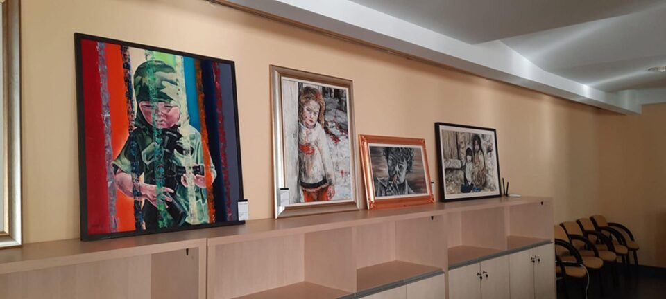 „Și povestea lor cine o spune?”, expoziția artistei Iolanda Bădăluță, la Galeria de Artă a Spitalului Județean Suceava