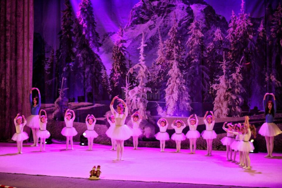 Aproape 300 de copii și tineri au participat sâmbătă la două spectacole de Crăciun, organizate de Bucovina Dance Studio