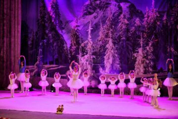 Aproape 300 de copii și tineri au participat sâmbătă la două spectacole de Crăciun, organizate de Bucovina Dance Studio