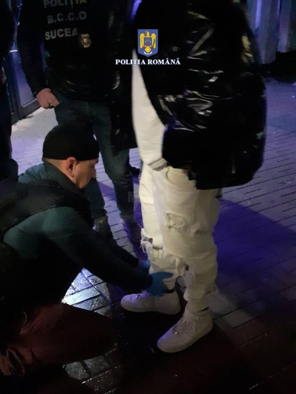 Polițiștii au legitimat peste 200 de tineri și au făcut și percheziții corporale unde au considerat că este cazul Polițiștii au legitimat peste 200 de tineri și au făcut și percheziții corporale unde au considerat că este cazul