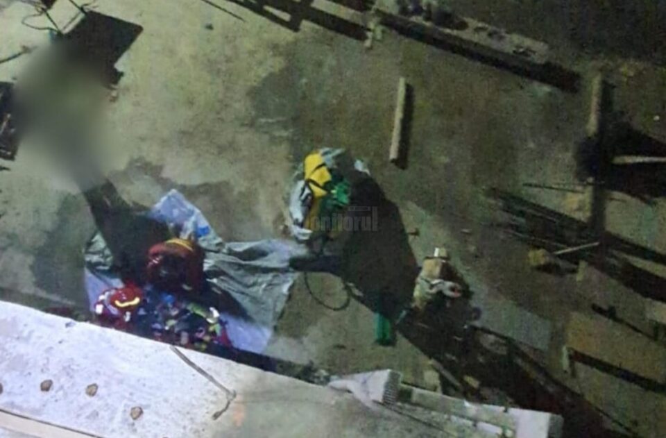 Bărbat scos în stare foarte gravă dintr-o groapă de 6 metri, fundația unui bloc