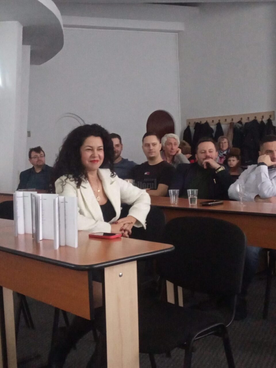 Câmpulungeanul Roland Mîndrilă și-a lansat recent volumul de debut „Lumină rece”