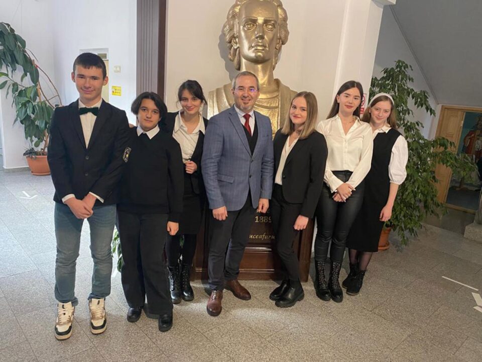 Elevi de la Colegiul Național „Eudoxiu Hurmuzachi”, pe podium la un concurs despre drepturile omului Elevi de la Colegiul Național „Eudoxiu Hurmuzachi”, pe podium la un concurs despre drepturile omului