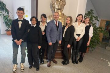 Elevi de la Colegiul Național „Eudoxiu Hurmuzachi”, pe podium la un concurs despre drepturile omului