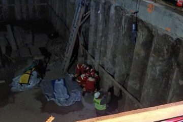 Bărbat scos în stare foarte gravă dintr-o groapă de 6 metri, fundația unui bloc