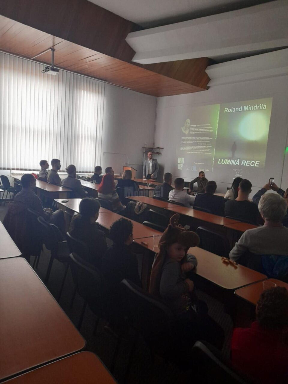 Câmpulungeanul Roland Mîndrilă și-a lansat recent volumul de debut „Lumină rece”