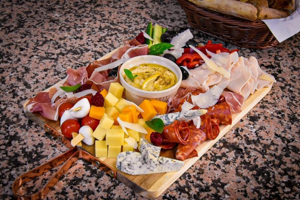 Îmbogățește-ți masa festivă de Crăciun și Revelion cu ajutorul Broli Restaurant & Cofetărie din Marginea