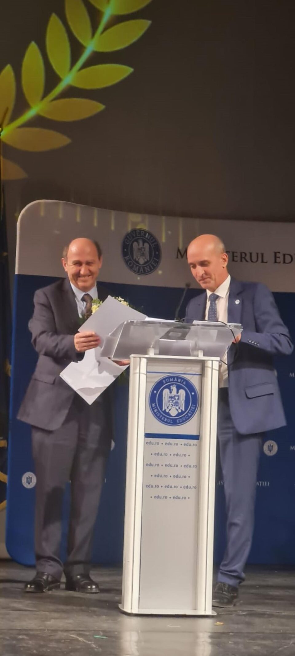 Prof. Petru Crăciun, primindu-și diploma