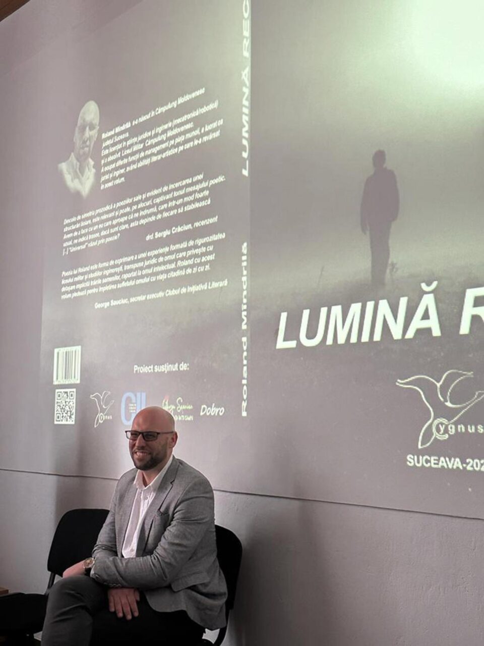 Câmpulungeanul Roland Mîndrilă și-a lansat recent volumul de debut „Lumină rece”
