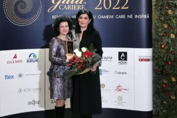 Profesoarele Dana Anton și Anca Șoldănescu, de la Colegiul „Nicu Gane” din Fălticeni, au obținut premiul „Arhitecții viitorului” la Gala Premiilor Revistei Cariere