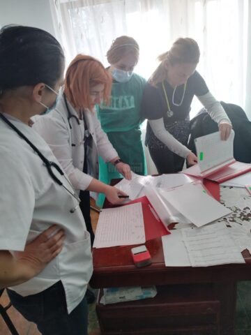 Daruri și consultații gratuite pentru 110 bunici din căminul de la Bogdănești, din partea angajaților Spitalului de Urgență Suceava