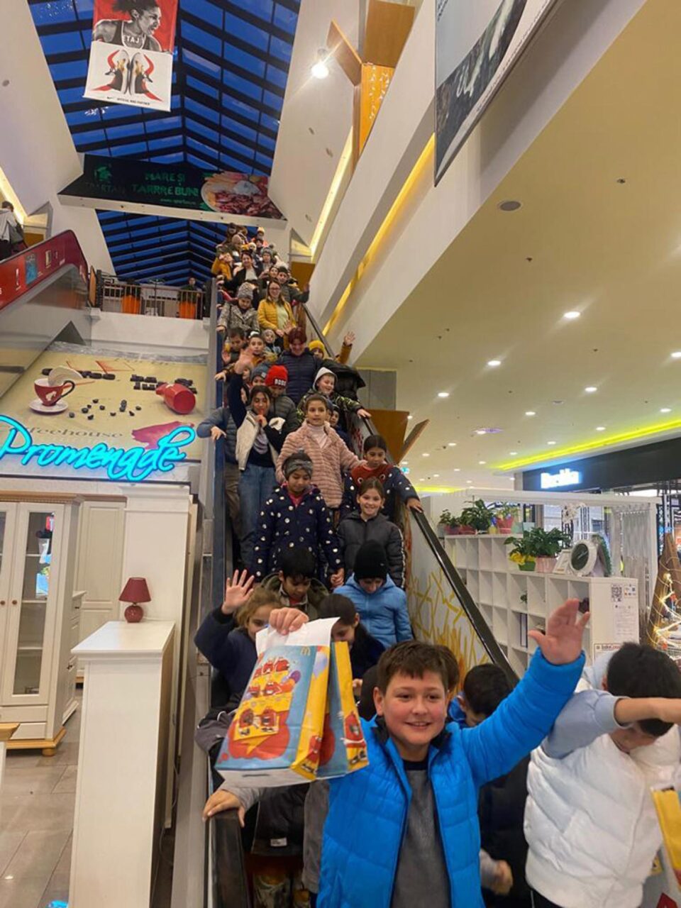 206 de copii au primit cadouri în cadrul acțiunii „Dăruiește un zâmbet”