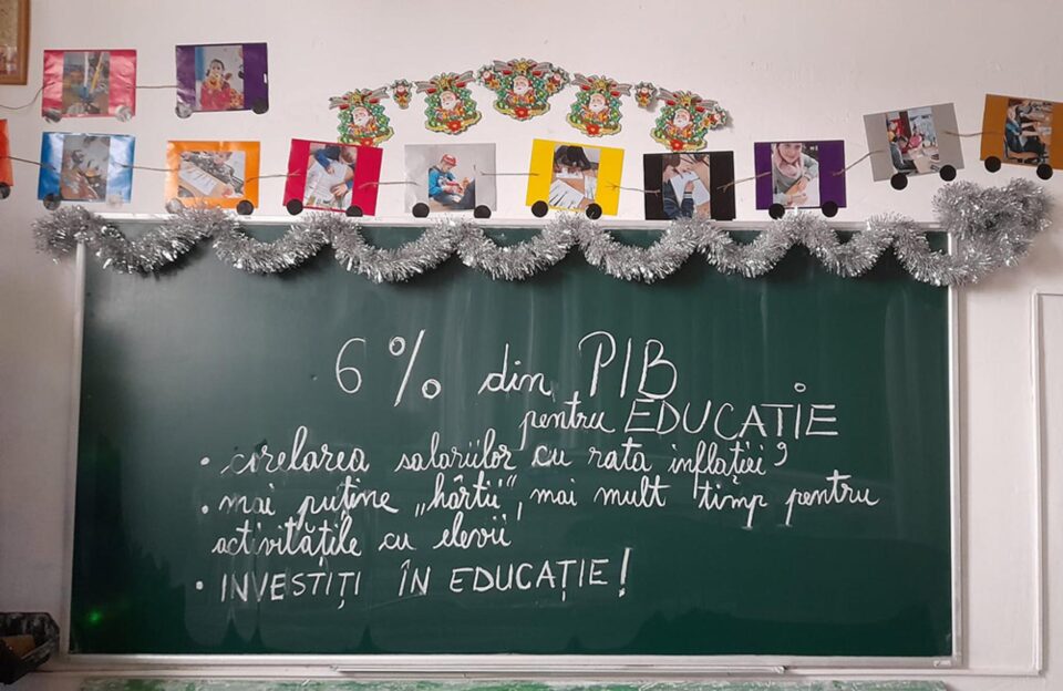 Mesaje de protest scrise pe tablele din clase