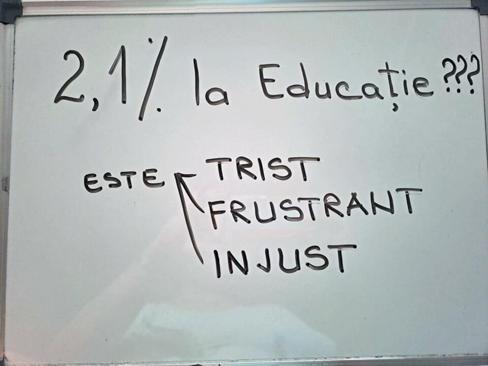 Mesaje de protest scrise pe tablele din clase
