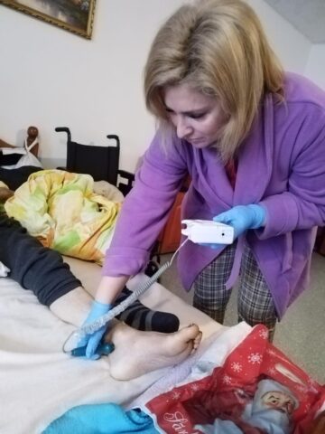 Daruri și consultații gratuite pentru 110 bunici din căminul de la Bogdănești, din partea angajaților Spitalului de Urgență Suceava