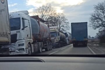 Traficul rutier pe DN 2H dinspre Rădăuți spre Suceava este oprit pentru a debloca coloana de tiruri de pe DN 2 din zona Dănila