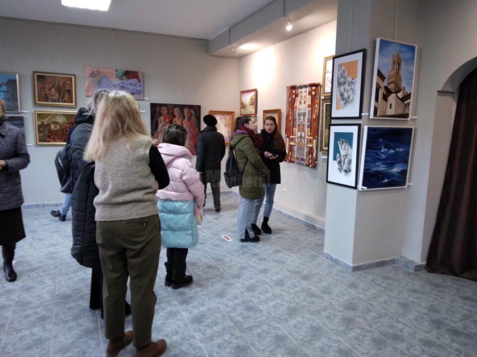 30 de artiști plastici profesioniști și-au reunit lucrările în „Anuala 2022”, la Galeria de Artă „Ion Irimescu” Suceava