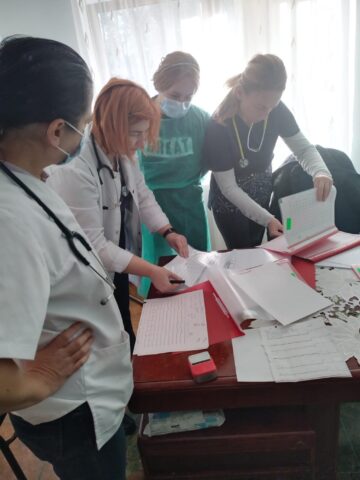 Daruri și consultații gratuite pentru 110 bunici din căminul de la Bogdănești, din partea angajaților Spitalului de Urgență Suceava