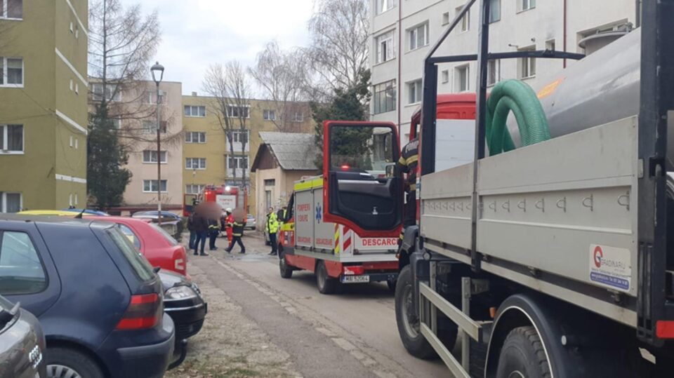 Două subsoluri de blocuri, incendiate intenționat în cartierul George Enescu