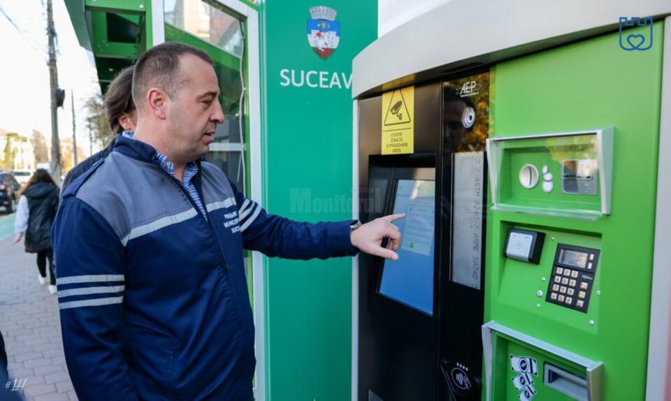 Viceprimarul municipiului Suceava, Lucian Harșovschi, testand sistemul de e-ticketing al TPL