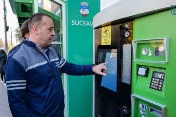 Viceprimarul municipiului Suceava, Lucian Harșovschi, testand sistemul de e-ticketing al TPL