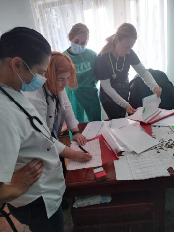Daruri și consultații gratuite pentru 110 bunici din căminul de la Bogdănești, din partea angajaților Spitalului de Urgență Suceava