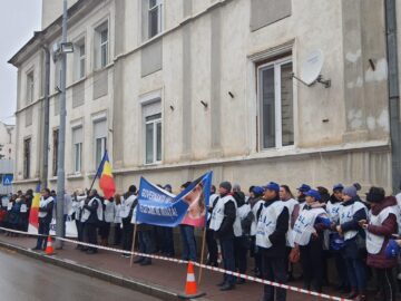 Angajații din învățământ au protestat în stradă