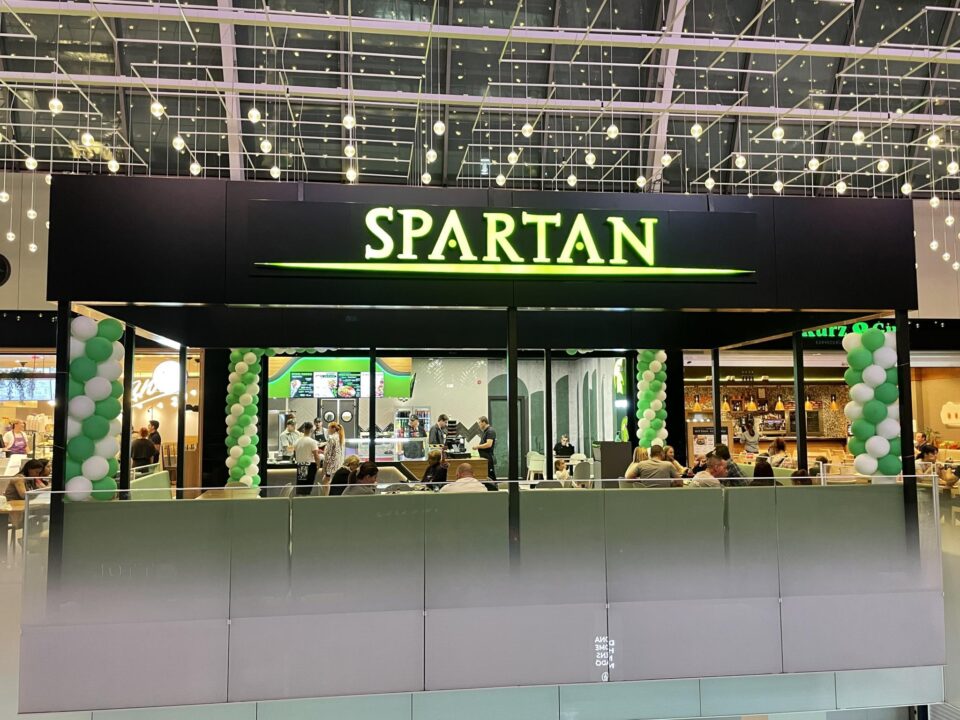 Spartan închide toate operațiunile din Austria și suspendă dezvoltarea în această țară pe fondul poziției autorităților cu privire la aderarea României la Schengen. Spartan închide toate operațiunile din Austria și suspendă dezvoltarea în această țară pe fondul poziției autorităților cu privire la aderarea României la Schengen.