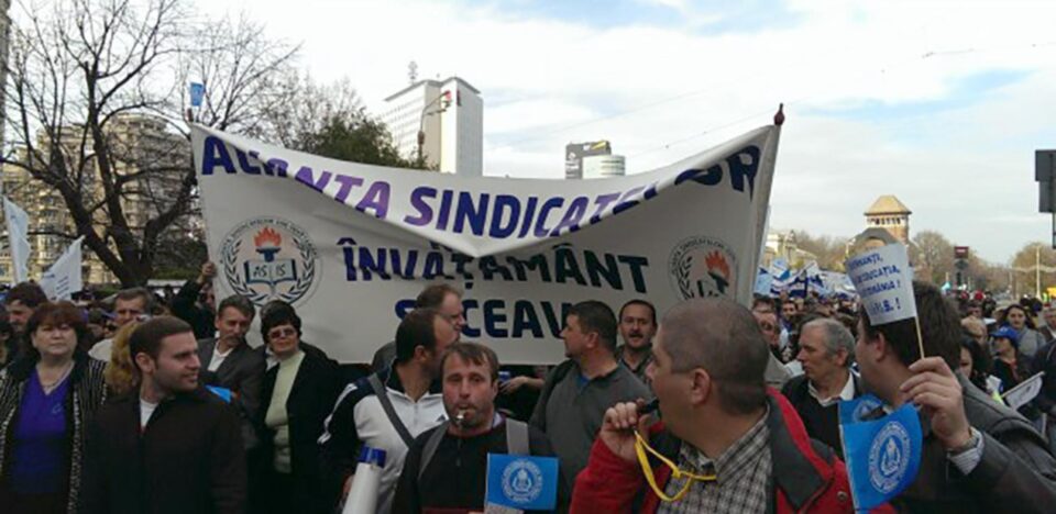 Profesorii își vor striga nemulțumirile în stradă, astăzi, timp de o oră