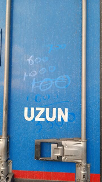 Șoferul turc a scris pe mașină detaliat ce sume trebuie achitate la ucraineni