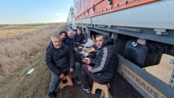 Șoferi turci la masă